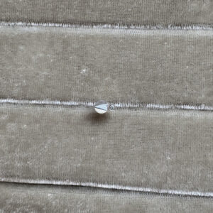 FACET U Arrow Silver Earring w. Green Diamond