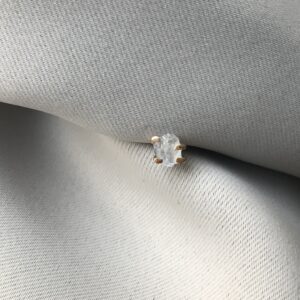 GLOW - Ice Blue Sapphire - 14K Gold Stud w. Rough Sapphire