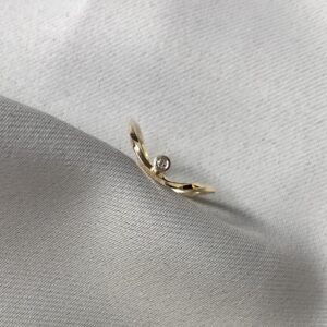 WAVE 8K Gold Ring w. Diamond